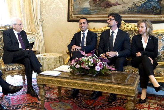 意大利总统马塔雷拉与五星运动党党魁迪马约举行会晤。