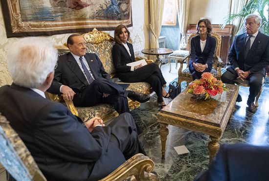 意大利总统马塔雷拉与力量党领袖贝卢斯科尼举行会晤。