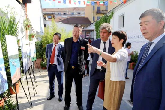 中国驻米兰总领馆汪慧娟副总领事向意大利政要介绍新闻图片。
