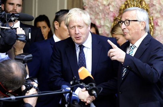 英国首相约翰逊和欧盟委员会主席容克共同会见记者。