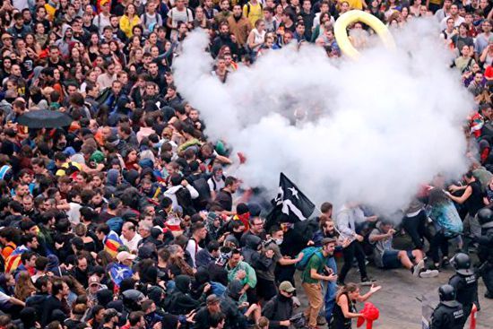 10月14日，西班牙最高法院对9名加泰罗尼亚自治区“独立派”前领导人判刑，引发民众在市中心和机场的大规模抗议。