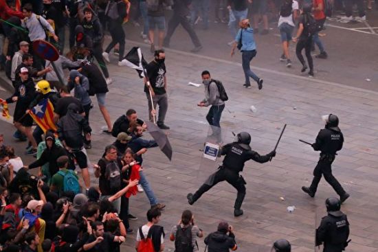 10月14日西班牙最高法院对9名加泰罗尼亚自治区“独立派”前领导人判刑，引发民众在市中心和机场的大规模抗议。