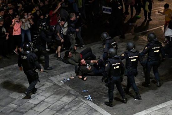 10月14日西班牙最高法院对9名加泰罗尼亚自治区“独立派”前领导人判刑，引发民众在市中心和机场的大规模抗议。