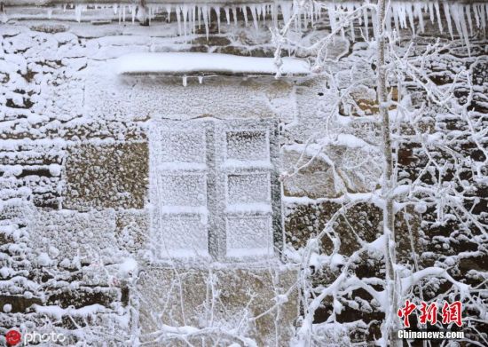 当地时间11月15日，西班牙加利西亚，当地遭强降雪袭击，窗户被冰雪冻住。图片来源：IC