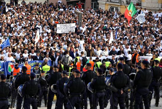 葡萄牙数千名警察走上首都里斯本街头。