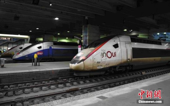 当地时间12月6日，法国大罢工持续进行。在巴黎蒙帕纳斯火车站，大批列车停运，站台空无一人。6日晚公布的数据显示，有高达87.2%的法国火车司机当天罢工。中新社记者