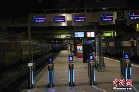 当地时间12月6日，法国大罢工持续进行。在巴黎蒙帕纳斯火车站，大批列车停运，站台空无一人。6日晚公布的数据显示，有高达87.2%的法国火车司机当天罢工。中新社记者