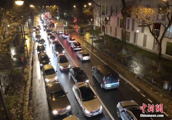 当地时间12月6日，法国大罢工持续进行。更多民众选择开车出行，巴黎交通陷入严重拥堵。6日晚，包括巴黎在内的法兰西岛大区堵车长度一度达500公里。中新社记者