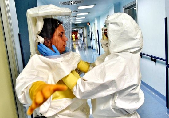 米兰萨科传染病医院医护人员严阵以待。