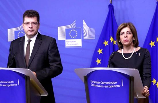 欧盟执委莱纳尔契奇和基里亚基德斯举行记者会。