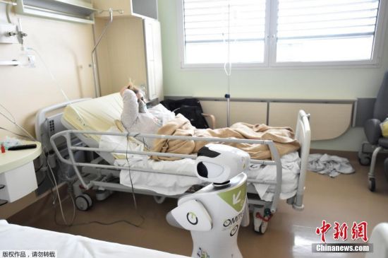 当地时间4月1日，意大利瓦雷泽的Circolo医院启用了“机器人护士”来照料新冠肺炎患者。