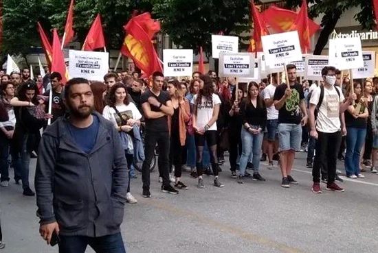 希腊民众集会抗议美国暴力执法。