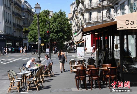 当地时间6月2日，法国进入“解封”第二阶段，进一步放宽管制措施，餐馆、咖啡馆等场所恢复营业。巴黎官方允许餐馆和咖啡馆的营业区域可以视情占用人行道和停车位等公共空间。中新社记者