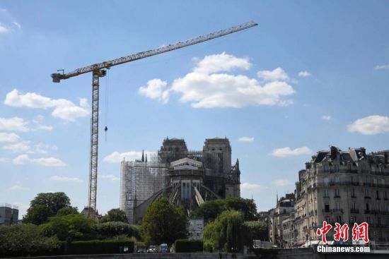 当地时间6月2日，法国进入“解封”第二阶段，进一步放宽管制措施，巴黎圣母院修复工作继续进行。