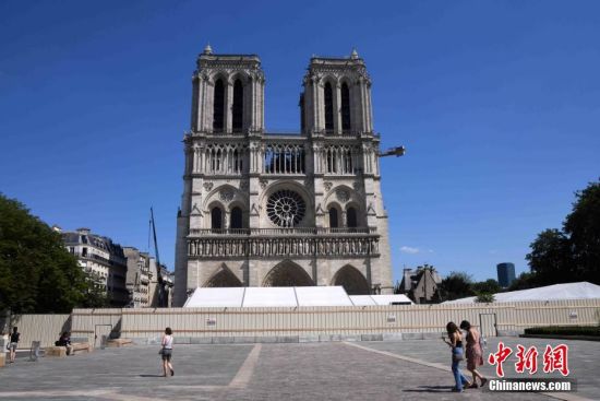 当地时间6月2日，法国进入“解封”第二阶段，进一步放宽管制措施。民众在重新开放的巴黎圣母院前广场穿行。