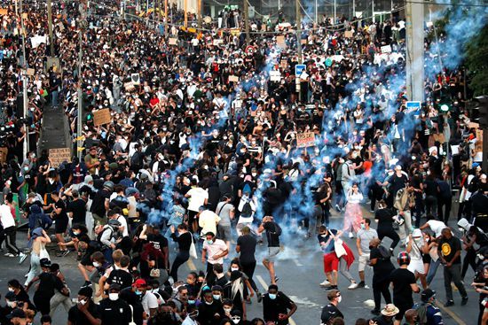 巴黎2万名民众和警方发生冲突。（路透社