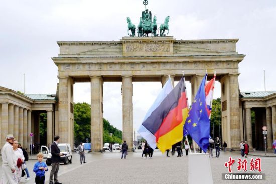 当地时间7月1日，德国柏林地标勃兰登堡门前摆放了德国、欧盟、克罗地亚三国国旗，和象征德国担任欧盟轮值主席国的旗帜。当日，德国正式接任欧盟轮值主席国，开启为期半年的任期。中新社记者