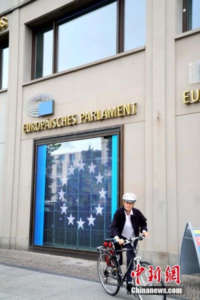 当地时间7月1日，一名行人骑车经过位于柏林市中心的欧盟委员会驻德国代表处。当日，德国正式接任欧盟轮值主席国，开启为期半年的任期。