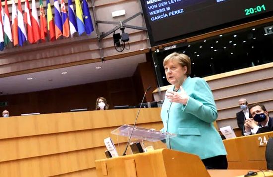 默克尔8日在布鲁塞尔欧洲议会上讲话。
