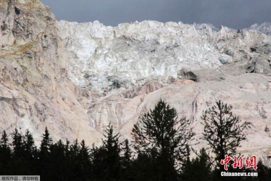 当地时间8月6日，意大利勃朗峰的一块巨大冰川因为高温可能出现断裂坍塌，威胁到位于阿尔卑斯小镇库尔马耶尔附近风景如画的山谷，在山谷中度假生活的数十人被疏散，道路被关闭。
