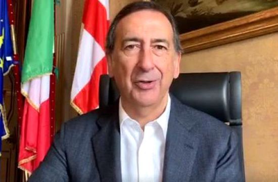 意大利米兰市长萨拉发表视频讲话。