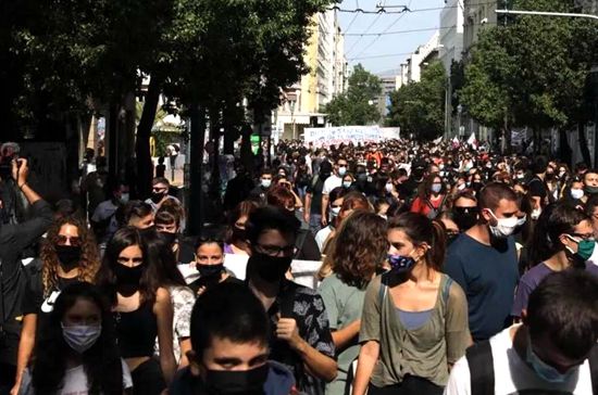 希腊学生举行罢课游行。