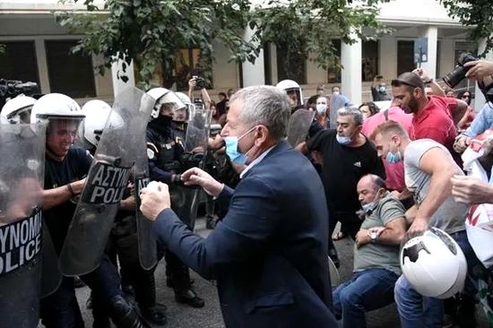希腊医护示威与警察发生冲突。