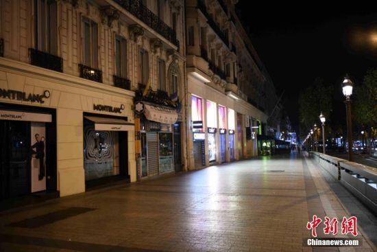 当地时间10月17日，法国巴黎正式实施宵禁，以抗击新冠肺炎疫情反弹。宵禁从晚9点持续至次日早上6点，在该时段绝大多数公共场所关闭，民众被要求留在家中。图为17日实施宵禁中的巴黎香榭丽舍大街。