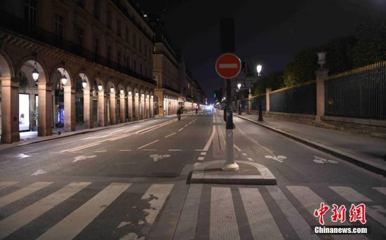 当地时间10月17日，法国巴黎正式实施宵禁，以抗击新冠肺炎疫情反弹。宵禁至少持续四周，宵禁时段从晚9点持续至次日早上6点，在该时段绝大多数公共场所关闭，民众被要求留在家中。图为实施宵禁中的巴黎里沃利大街。