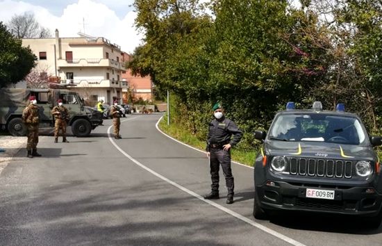 意大利军警开始协助升级疫情防控。