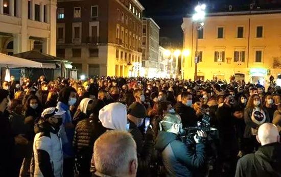 意大利多地出现反宵禁示威