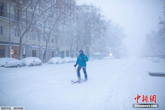 图为当地时间1月9日，西班牙马德里，一名男子在街头滑雪。