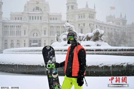 图为当地时间1月9日，西班牙马德里，市民在街头滑雪。