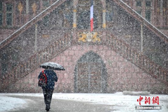 法国米卢斯迎来降雪。图片来源：视觉中国