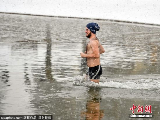 当地时间1月17日，波兰克拉科夫，当地气温已降至零下12摄氏度，民众在湖水中进行冬泳。