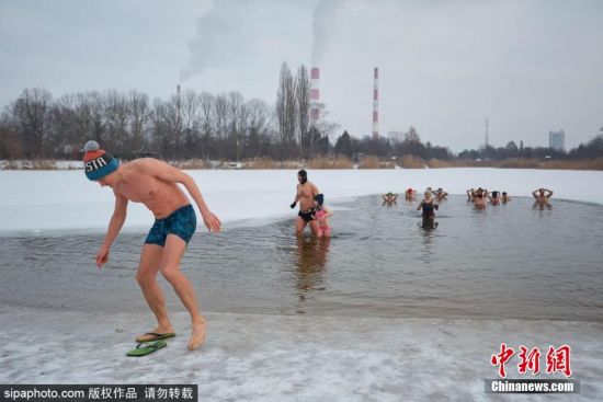 当地时间1月17日，波兰克拉科夫，当地气温已降至零下12摄氏度，民众在湖水中进行冬泳。