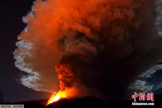 当地时间2月23日，意大利西西里岛的埃特纳火山再度喷发，喷发活动从位于东南方向的火山口开始，整个过程持续数小时，喷出的烟雾高度为800米至1000米。