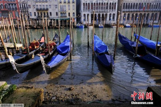 当地时间2月26日，意大利“水城”威尼斯遭遇罕见“低潮”，威尼斯运河水位下降，不少河道河床暴露，导致当地主要交通工具贡多拉船搁浅在淤泥中，影响当地的交通和航运。