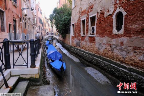 当地时间2月26日，意大利威尼斯，由于罕见“低潮”，“水城”威尼斯运河水位下降，使得不少河道河床暴露，影响威尼斯交通和航运，导致当地主要交通工具贡多拉船搁浅在淤泥中。