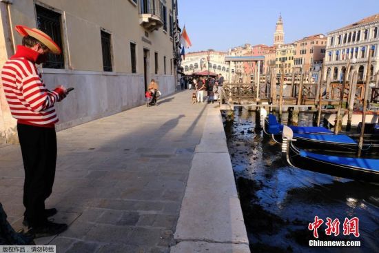 当地时间2月26日，意大利威尼斯，由于罕见“低潮”，“水城”威尼斯运河水位下降，使得不少河道河床暴露，影响威尼斯交通和航运，导致当地主要交通工具贡多拉船搁浅在淤泥中。