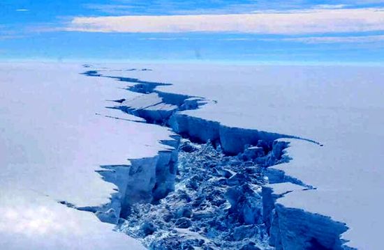 南极冰架崩裂出巨大冰山。