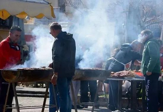 希腊"炭烤星期四"因疫情黯然失色。