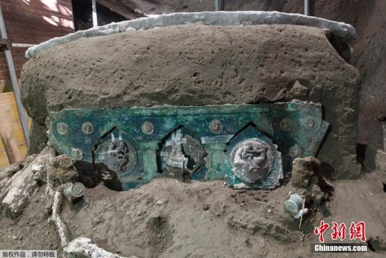 2月28日消息，近日庞贝古城遗址出土了一辆装饰精美的仪式用花车，这是首次在意大利发现这一类型的文物。
