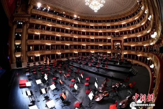 近日，意大利米兰，人们戴着口罩参加米兰斯卡拉歌剧院的音乐会。据悉，这是自2020年10月19日以来首次有观众到场的音乐会。这场音乐会由音乐总监里卡多-夏伊执导，以纪念皮耶马里尼音乐厅在经历了独裁统治、第二次世界大战和轰炸后重新开放75周年以及1946年5月11日由阿尔图罗-托斯卡尼尼执导的历史性的音乐会。