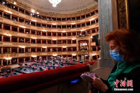 近日，意大利米兰，人们戴着口罩参加米兰斯卡拉歌剧院的音乐会。据悉，这是自2020年10月19日以来首次有观众到场的音乐会。这场音乐会由音乐总监里卡多-夏伊执导，以纪念皮耶马里尼音乐厅在经历了独裁统治、第二次世界大战和轰炸后重新开放75周年以及1946年5月11日由阿尔图罗-托斯卡尼尼执导的历史性的音乐会。