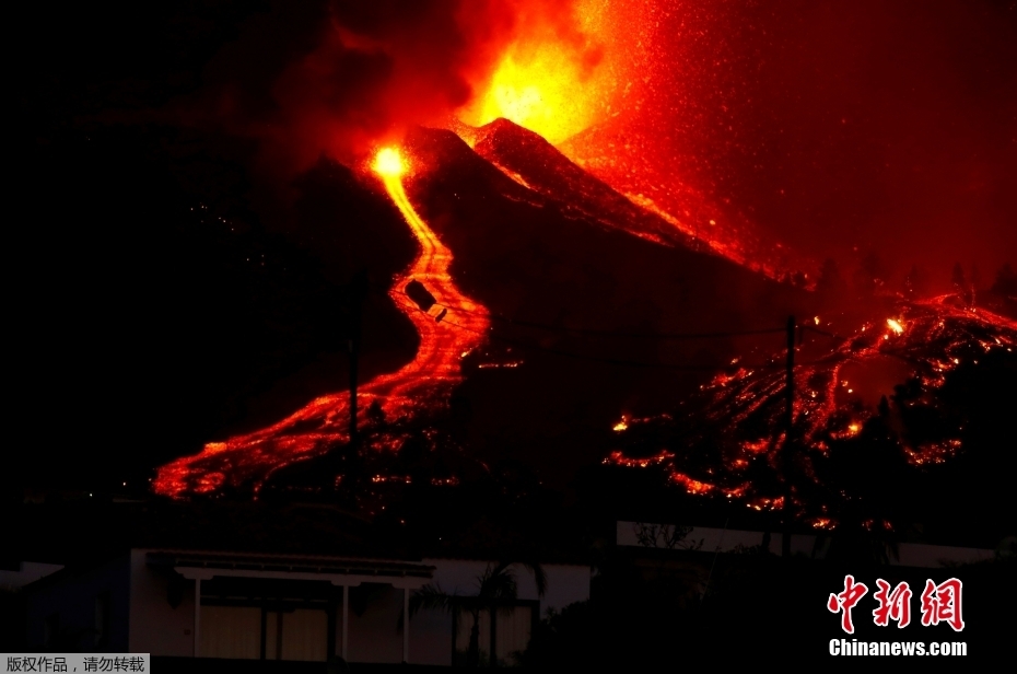 当地时间9月19日，西班牙拉帕尔马岛发生火山喷发，滚滚岩浆顺山而下。图为岩浆靠近居民建筑。