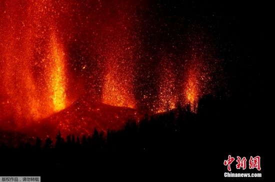 当地时间9月19日，西班牙拉帕尔马岛发生火山喷发，滚滚岩浆顺山而下。图为火山喷发景象。