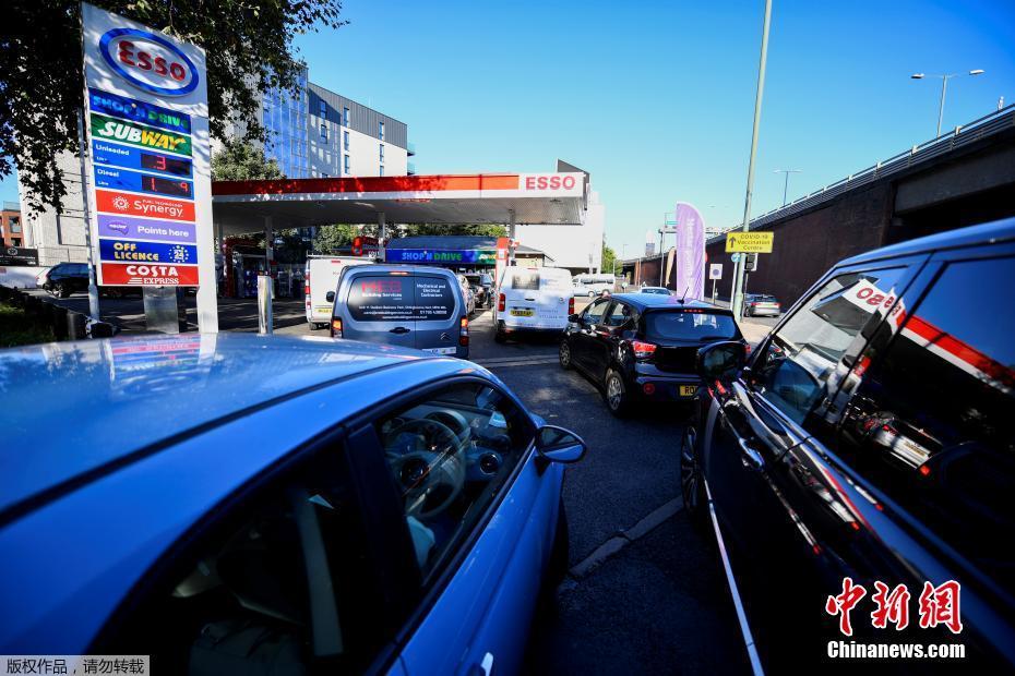 当地时间2021年9月29日，英国伦敦，民众持续排队加油，不少加油站已经无油可加。由于运油卡车司机短缺，汽油、柴油等燃油难以及时运至加油站，导致英国各地加油站上周开始出现“油荒”。