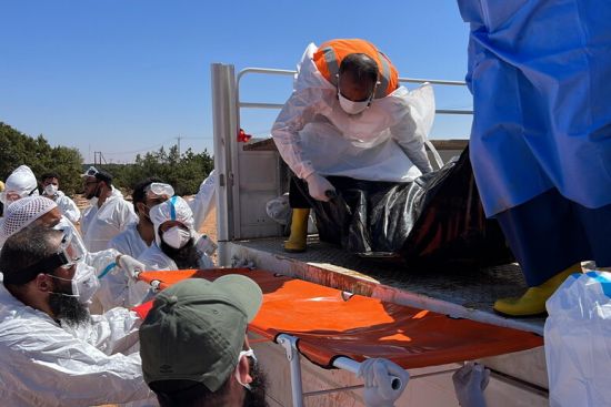 意大利救援队在利比亚成功救出被困废墟5天的一家5口