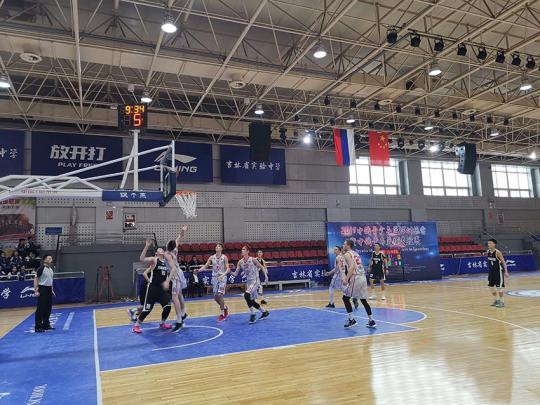 首场比赛，吉林省实验中学校篮球队迎战俄罗斯“滨海斯巴达克”青年篮球队。　李明姝　摄